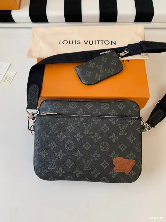 VUITTON LOUIS TRIO MESSENGER 0323